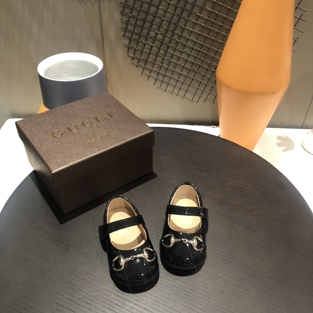 Children's shoes child